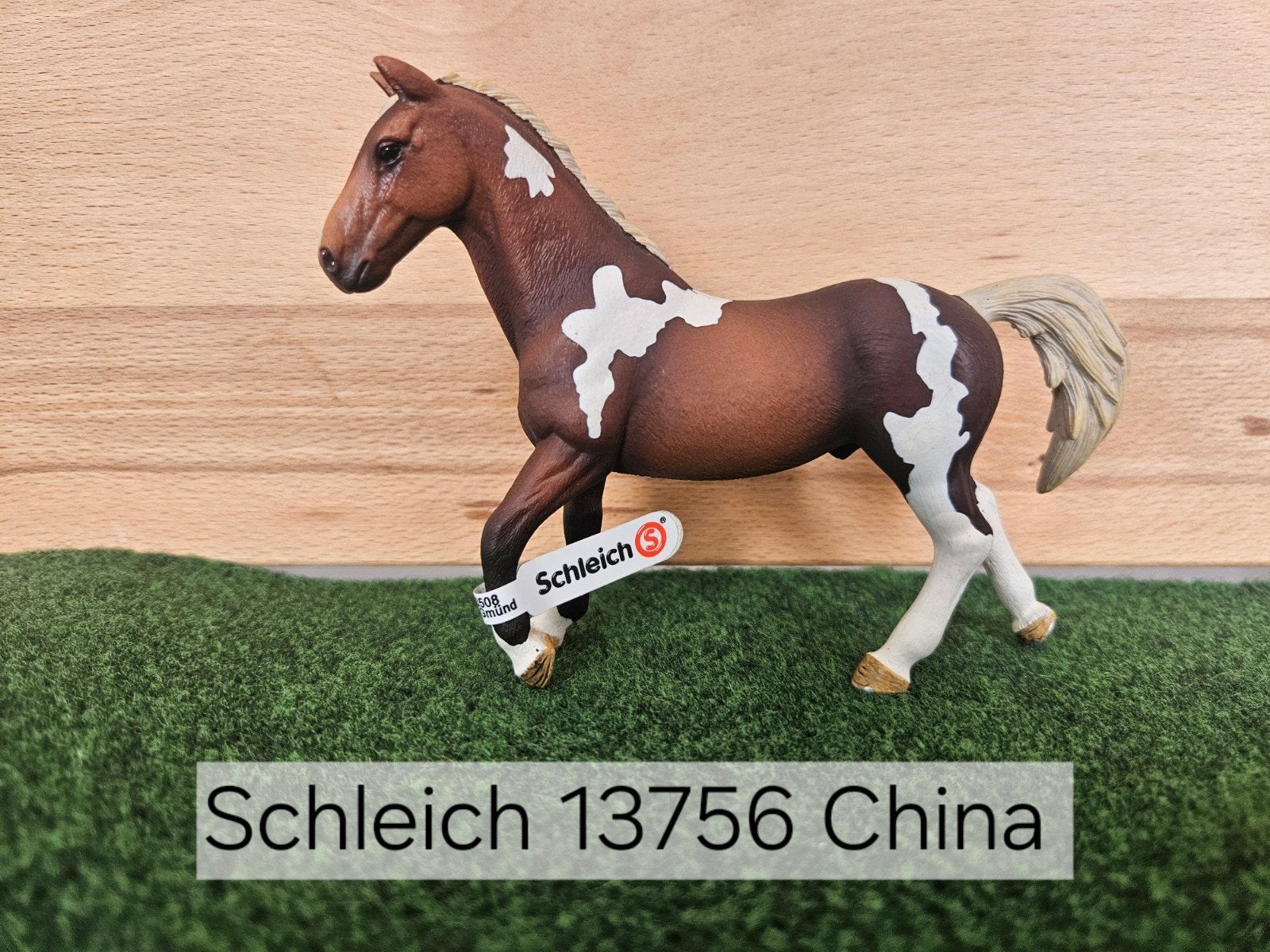 Schleich 13756 Trakehner hengst met vaantje uit 2014, Ophalen of Verzenden, Zo goed als nieuw, Paard, Beeldje of Figuurtje