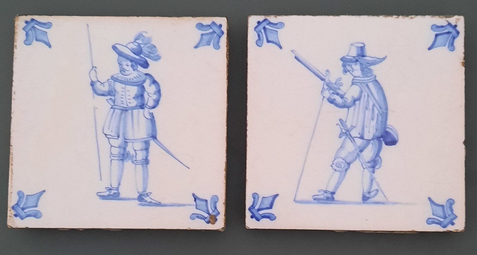 Delftsblauwe tegels met soldatenfiguren (2 stuks), Ophalen of Verzenden