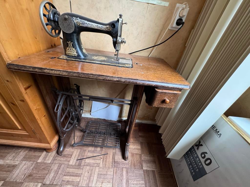 Antieke Singer naaimachine met onderstel - Ophalen Hoogvliet, Ophalen of Verzenden