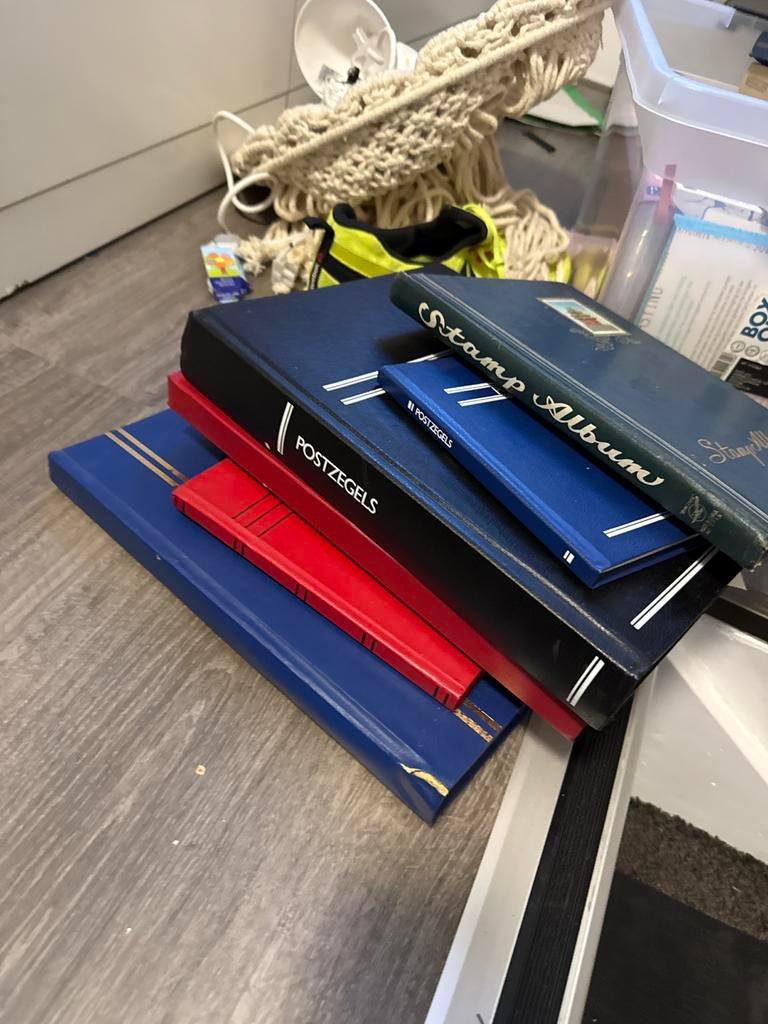 Doos met postzegels voor verzamelaar, Ophalen