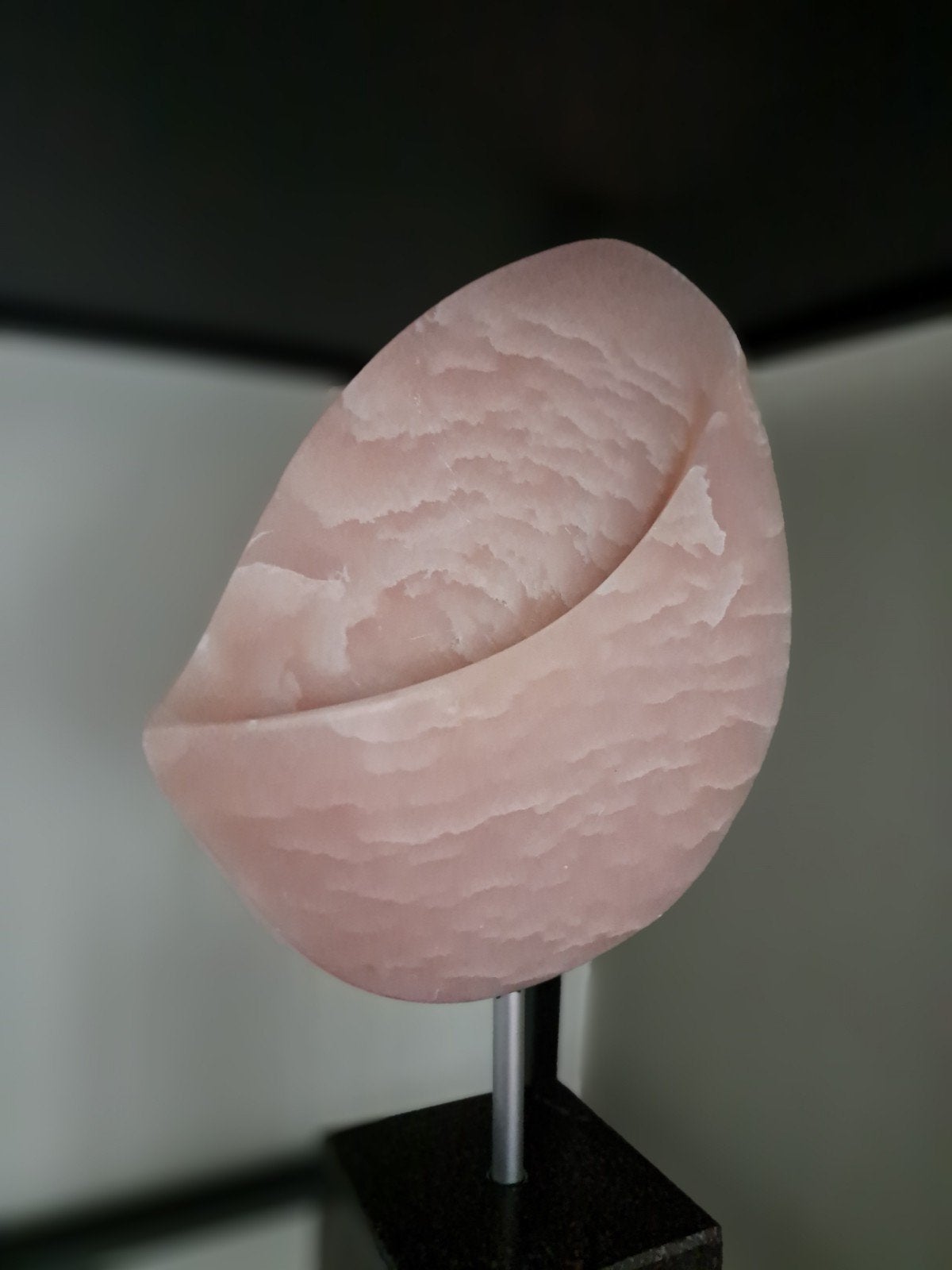 Natuursteen op sokkel  UNICAAT 40cm hoog     (€80,--), Antiek en Kunst, Kunst | Beelden en Houtsnijwerken, Ophalen, 20 - 50 cm