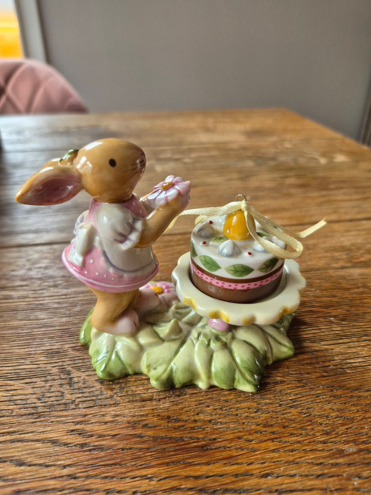 Villeroy & Boch Bunny Family Paasdecoratie Konijn met Taart, Ophalen of Verzenden