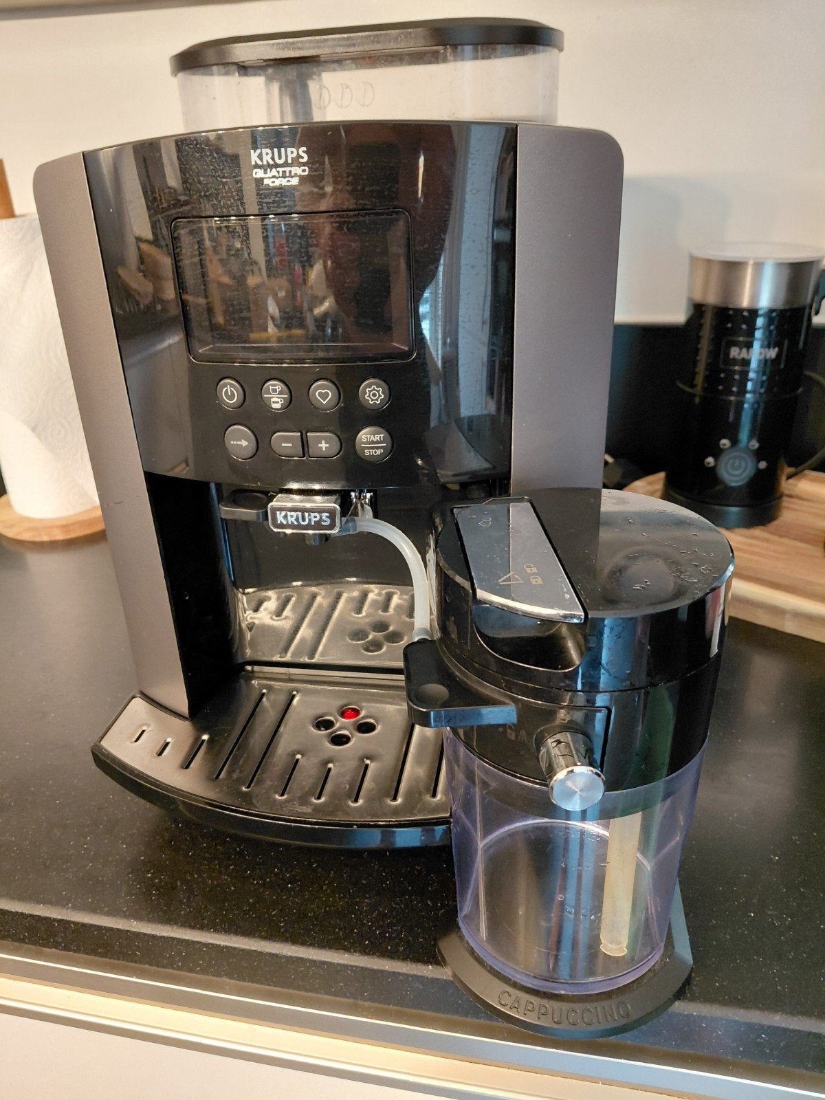 2 stuks Krups Arabica Latte EA819E Volautomatische Koffiemac, Ophalen, Gebruikt, 10 kopjes of meer, Koffiebonen