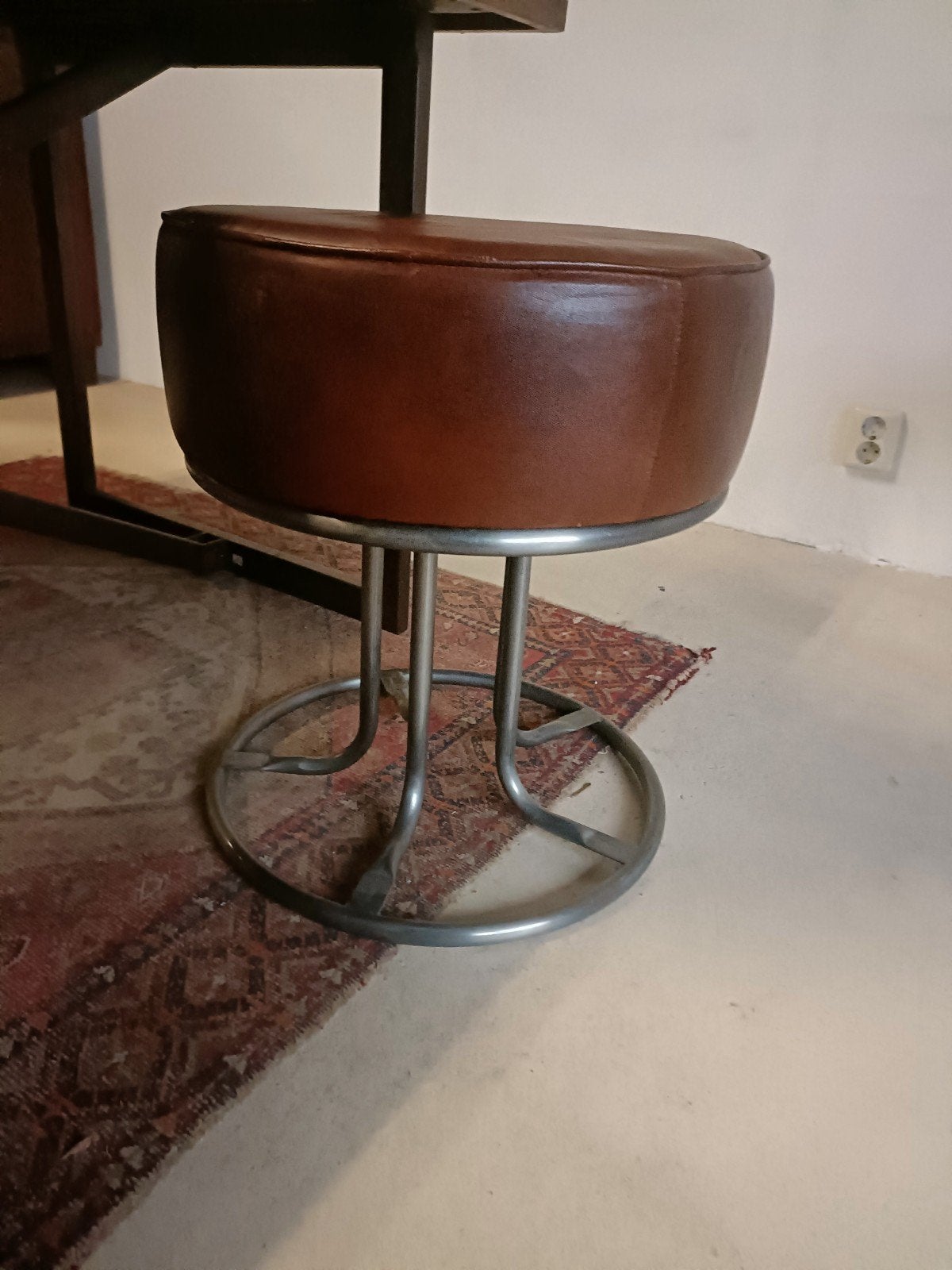 Donkerbruine leren poef, Minder dan 50 cm, Nieuw, Ophalen of Verzenden, Leer