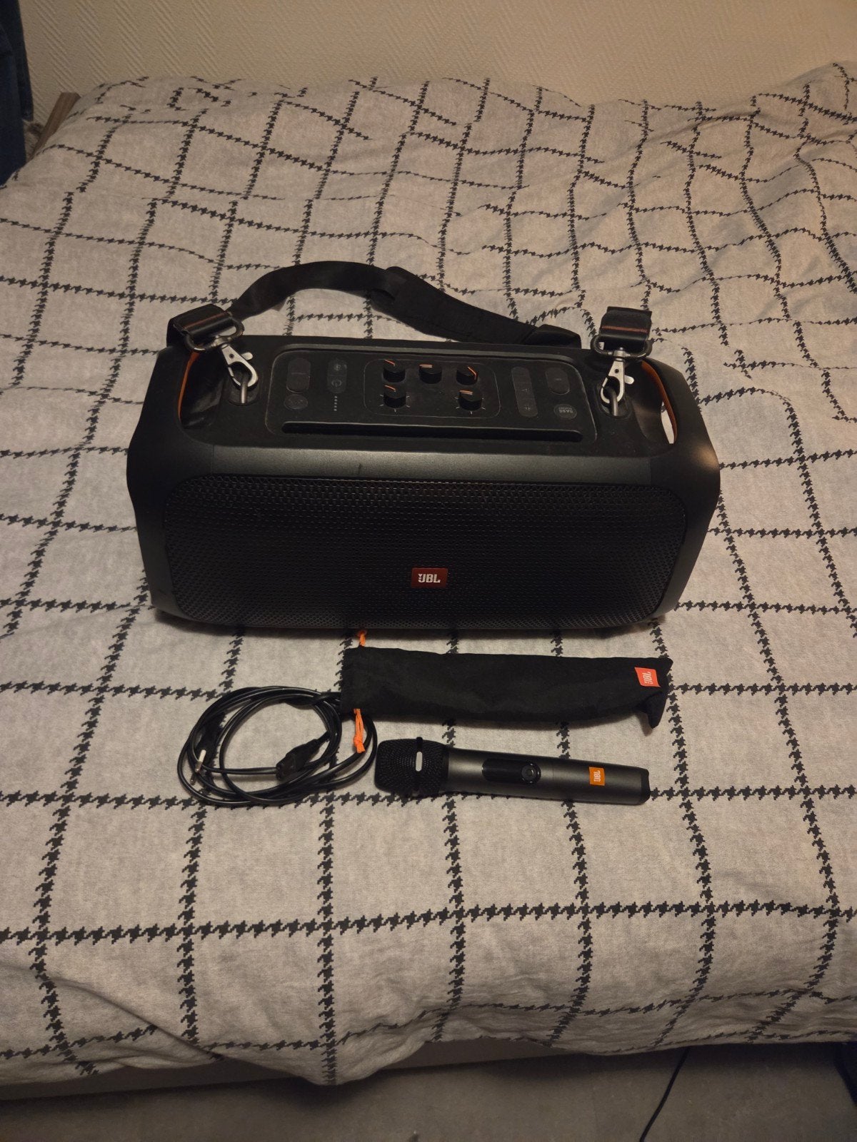 Foto 2 van JBL PartyBox On-The-Go Draagbare Party Speaker met Microfoon