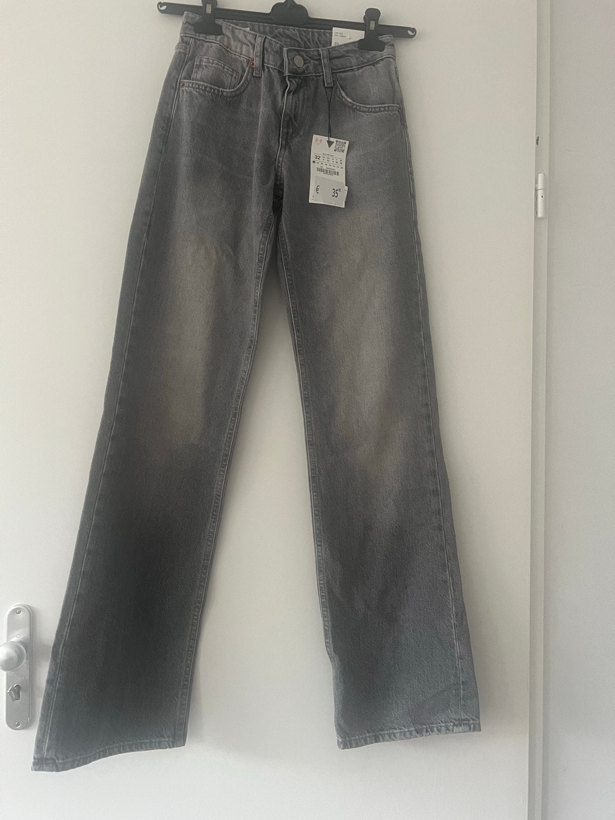 Zara Low Rise Full Length Jeans Maat 32 Grijs Nieuw, Ophalen of Verzenden, Nieuw, Grijs, W27 (confectie 34) of kleiner