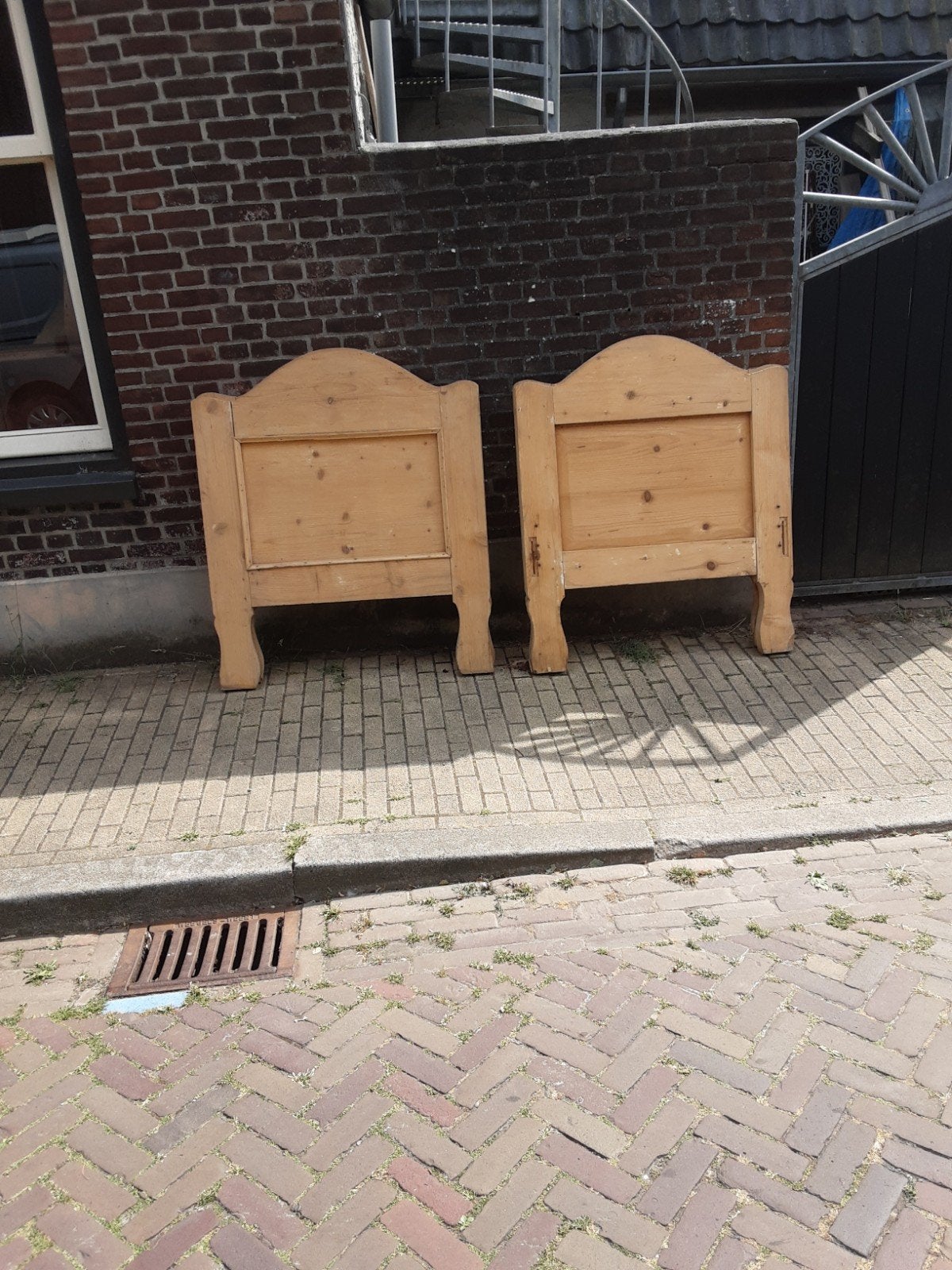 Set van twee geloogd grenen bedden, hoofdeind en voeteneind., Antiek en Kunst, Ophalen