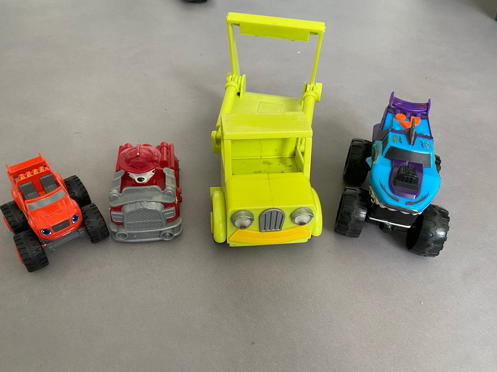 Set van 4 speelgoedauto's: Blaze, Paw Patrol en meer, Kinderen en Baby's, Ophalen, Gebruikt