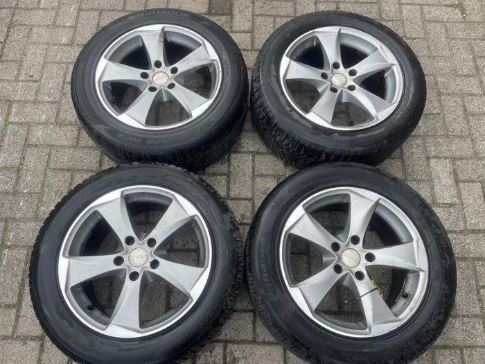 Sportvelgenset + banden van een Volkswagen Transporter