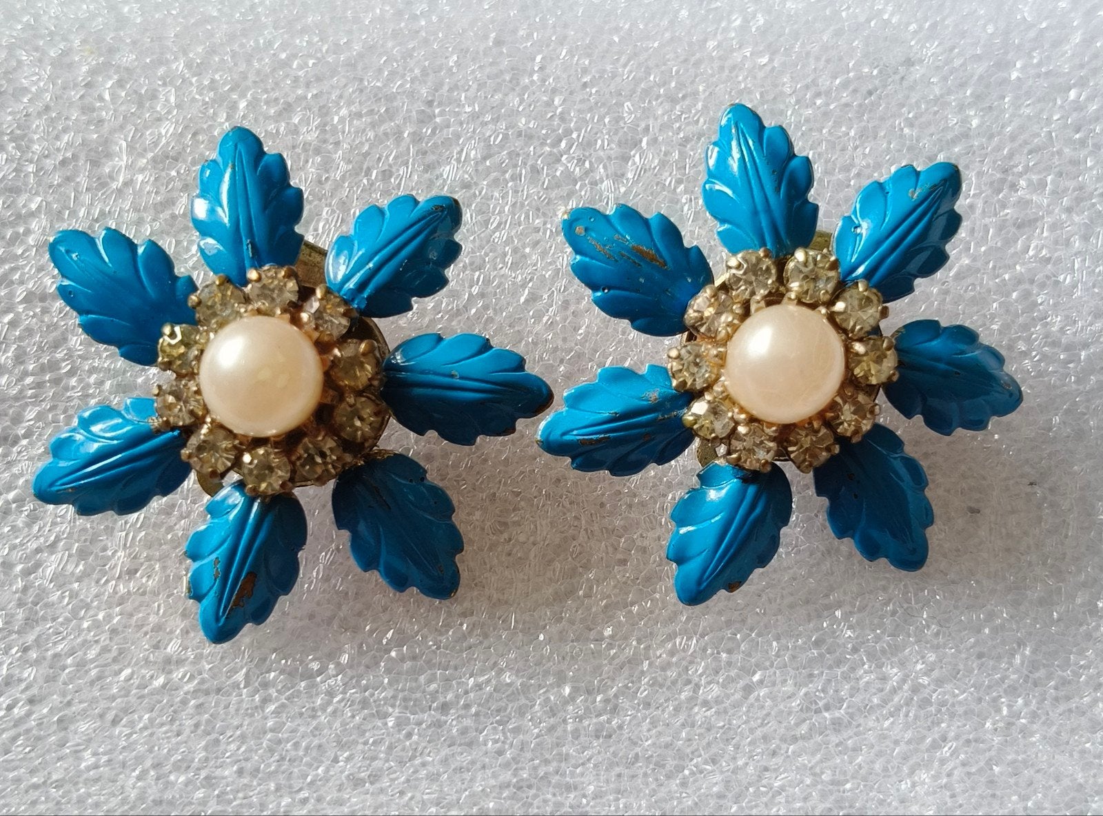 jaren 60 Vintage blauwe bloem clip oorbel met parel/strass, Overige materialen, Gebruikt, Blauw, Ophalen of Verzenden