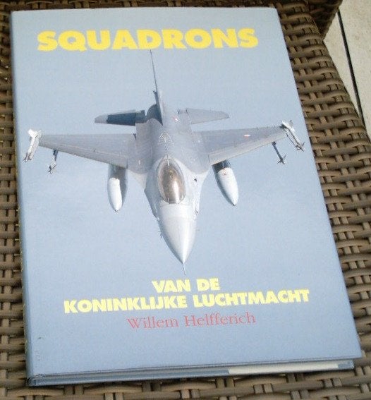 Squadrons van de koninklijke luchtmacht. Willem Helfferich., Ophalen of Verzenden, Zo goed als nieuw