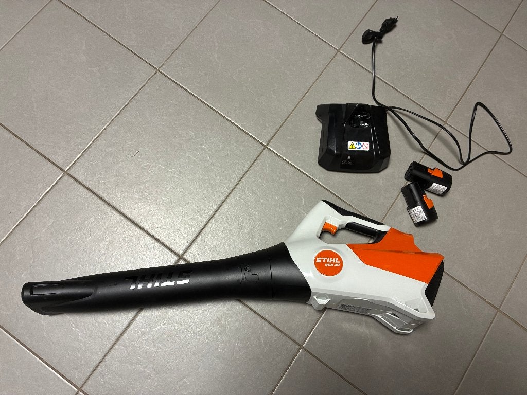Stihl BGA 30 Bladblazer met lader en 2 accu's, Ophalen, Stihl, Gebruikt, Accu