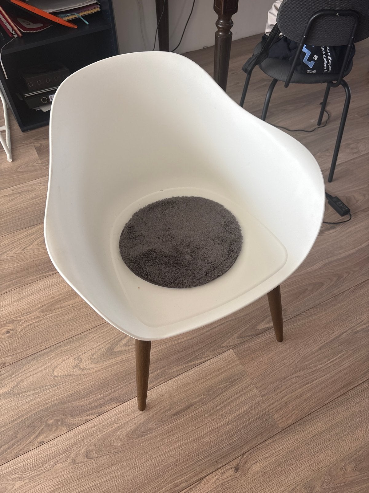 Vier ikea stoellen - Witte kuipstoellen met houten poten, Wit, Ophalen of Verzenden, Zo goed als nieuw, Vier