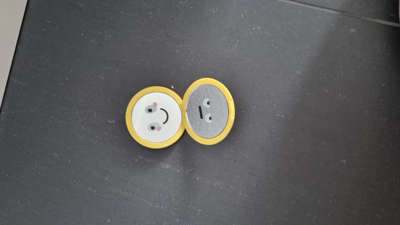 Gele smiley spiegel - compact, vrolijk - GAAT BINNENKORT WEG, Ophalen