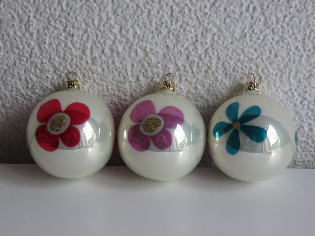 3 parelmoer kleurige kerstballen met bloemen, Diversen, Ophalen of Verzenden, Zo goed als nieuw