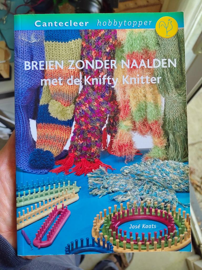 Breien zonder naalden met de Knifty Knitter, Boeken, Hobby en Vrije tijd, Zo goed als nieuw, Breien en Haken, Ophalen of Verzenden
