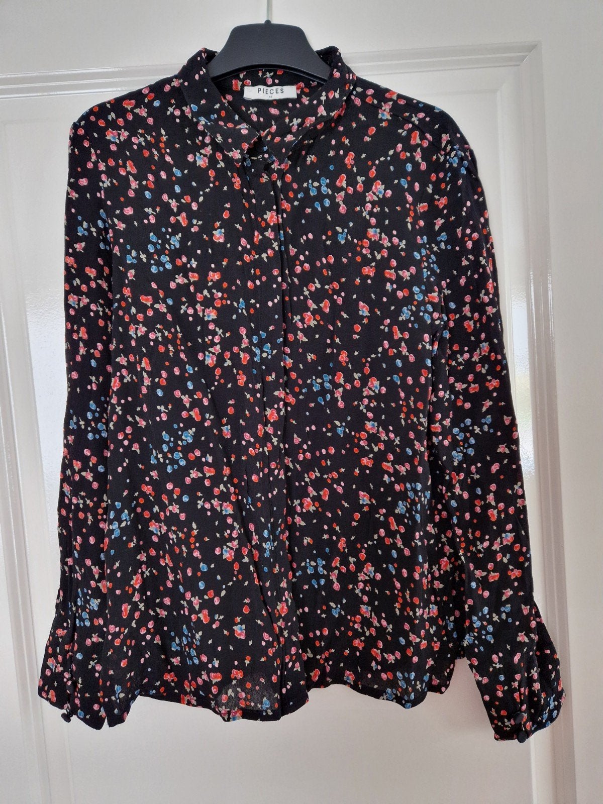 Blouse zwart met gekleurde print maat XS Pieces, Zwart, Nieuw, Ophalen of Verzenden, Maat 34 (XS) of kleiner