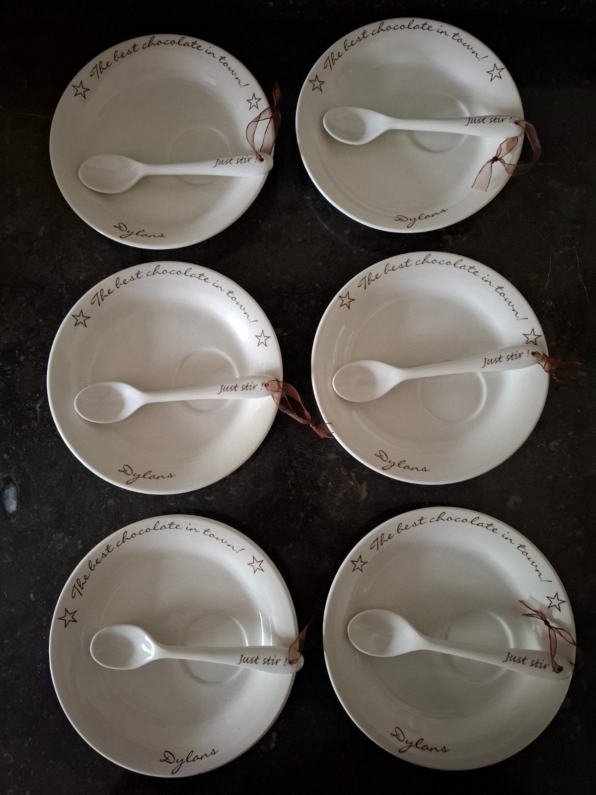 🤎 6 Nieuwe Riviera Maison bordjes met lepels Chocolate, Ophalen, Nieuw, Overige stijlen, Bord(en)