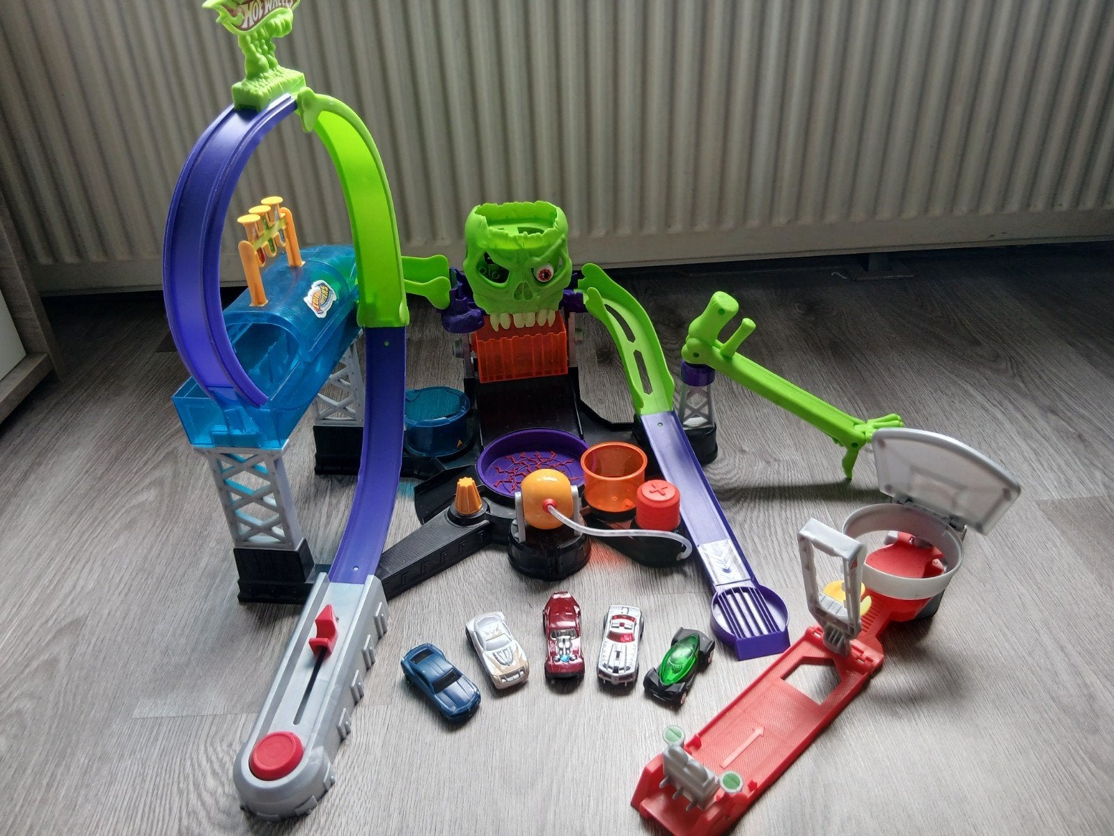 Dr. Bones Color Lab set Hotwheels + 5 Auto's, Opwindmechanisme, Ophalen of Verzenden, Hot Wheels, Met looping