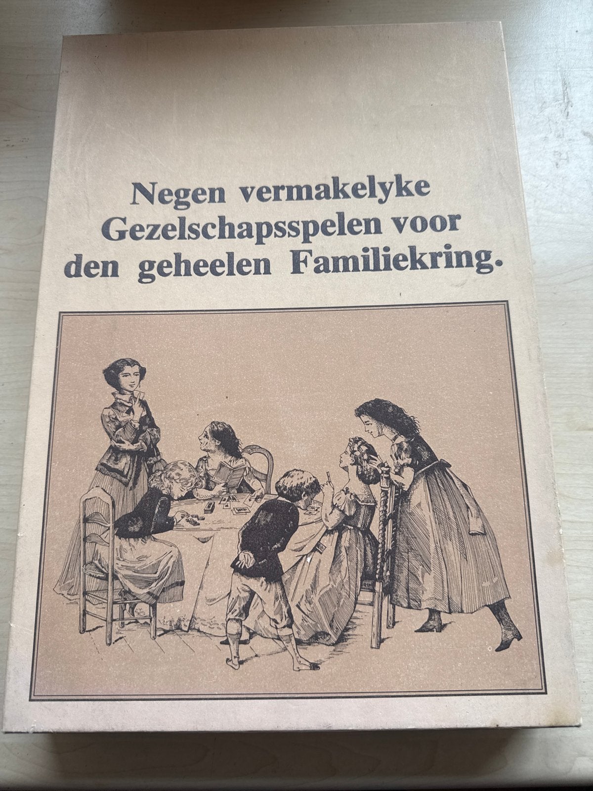Negen Vermakelyke Gezelschapsspellen voor de Familie, Drie of vier spelers, Ophalen of Verzenden, Gebruikt