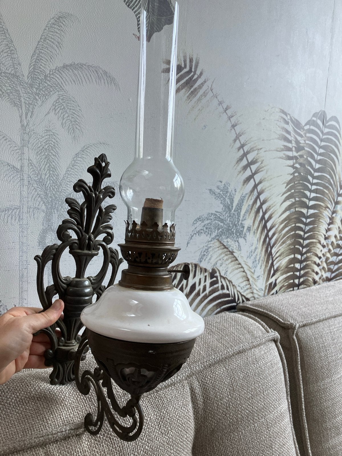 Antieke olielamp wandlamp met glazen kap, Ophalen