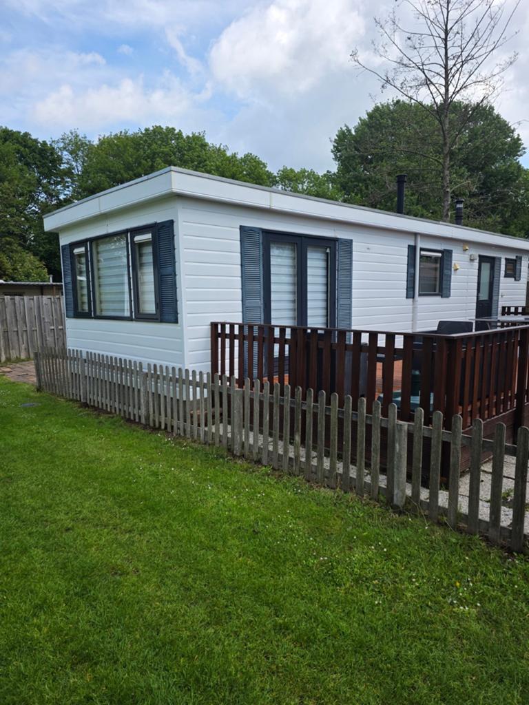 Kunstof chalet winterhard 2 slaapkamers instapklaar!, Caravans en Kamperen, Stacaravans