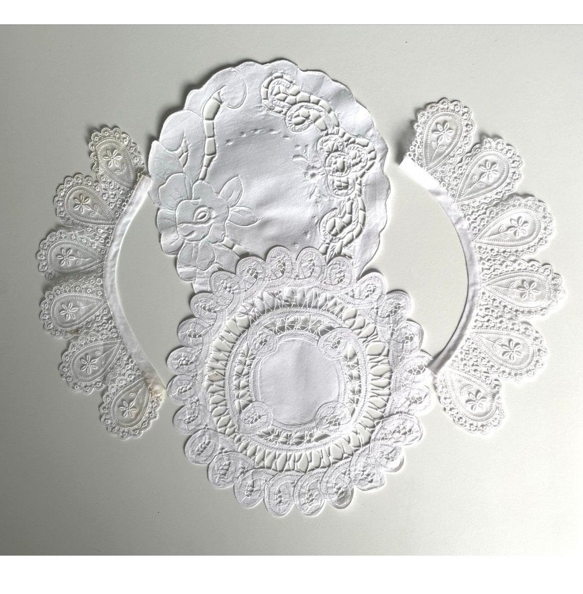 Diverse witte kanten en geborduurde onderzetters/kleedjes, Antiek en Kunst, Ophalen of Verzenden