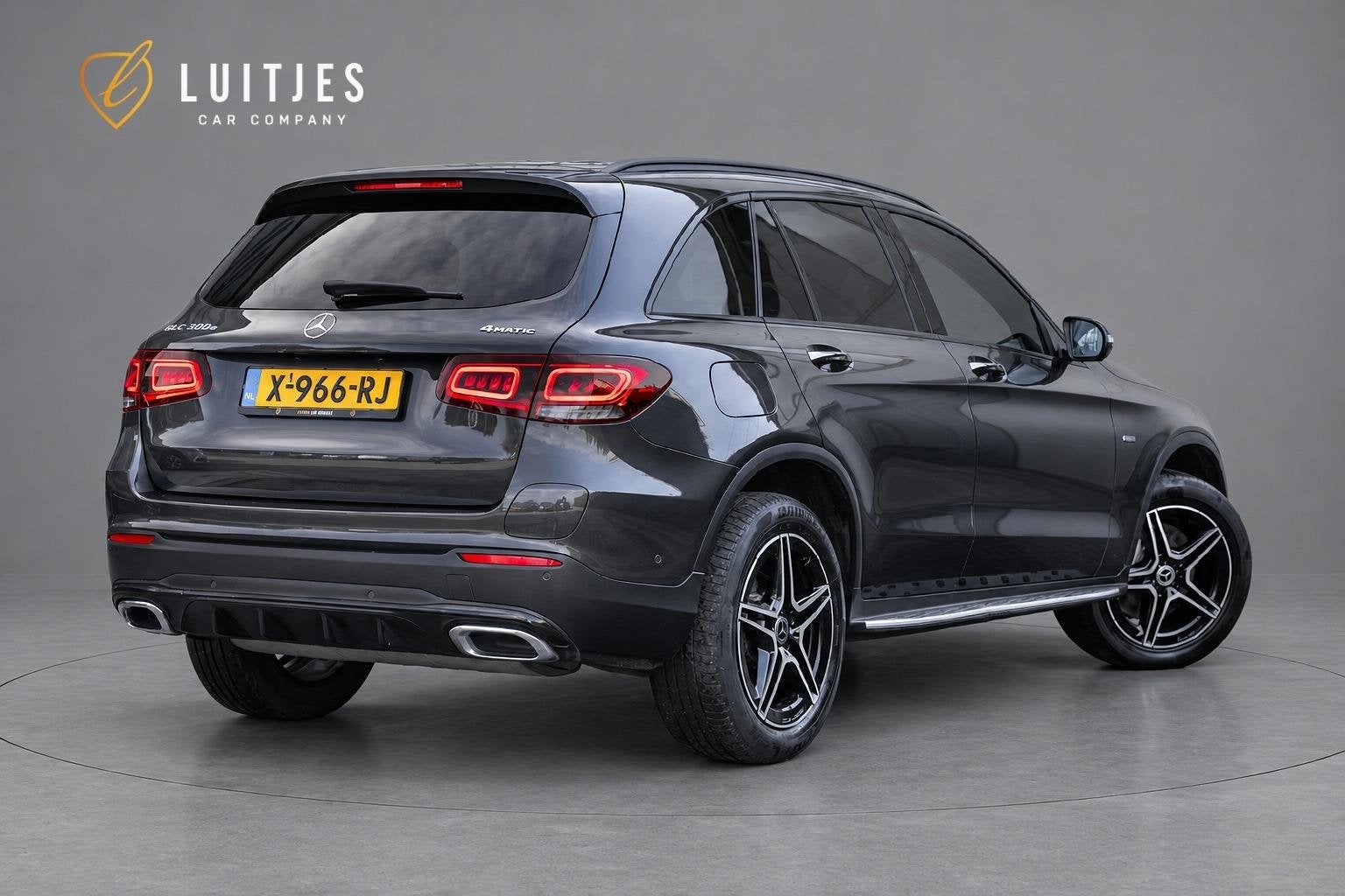 Mercedes-Benz GLC-klasse 300e 4MATIC AMG Pano-dak|Burmester|, Auto's, Automaat, Dealer onderhouden, 14 kWh, Gebruikt
