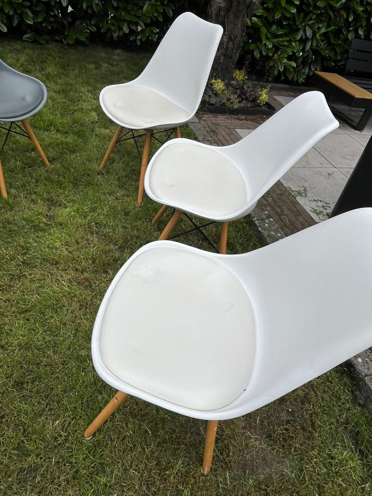 6 kuipstoelen: 2 grijs, 3 wit, Huis en Inrichting, Ophalen, Gebruikt, Grijs, Vijf, Zes of meer stoelen