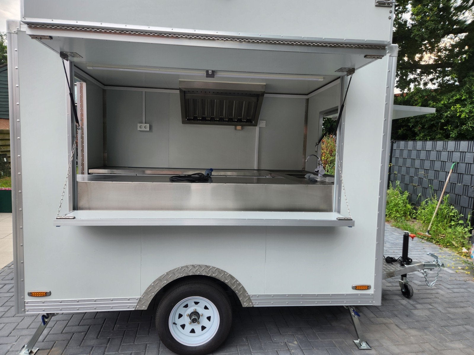 Foto 2 van Nieuwe Foodtrailer/Verkoopwagen - Direct Beschikbaar