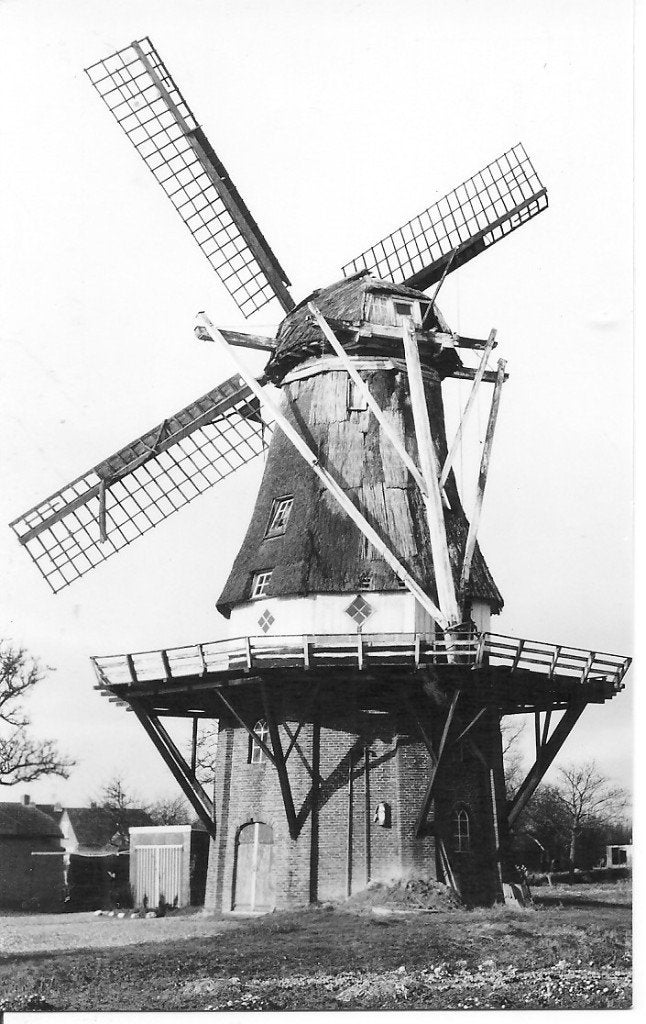 Zandeweer korenmolen Windlust - Foto november 1973, Ophalen of Verzenden, 1960 tot 1980, Gelopen, Groningen