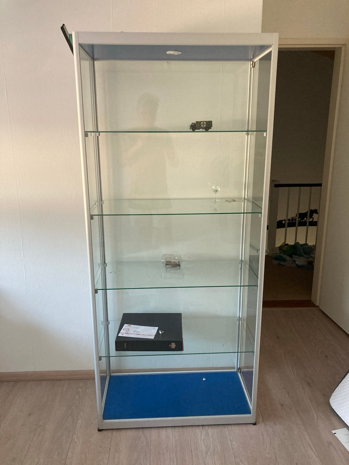 Stofdichte vitrinekast met glazen planken, Ophalen, Gebruikt, 50 tot 100 cm, Glas
