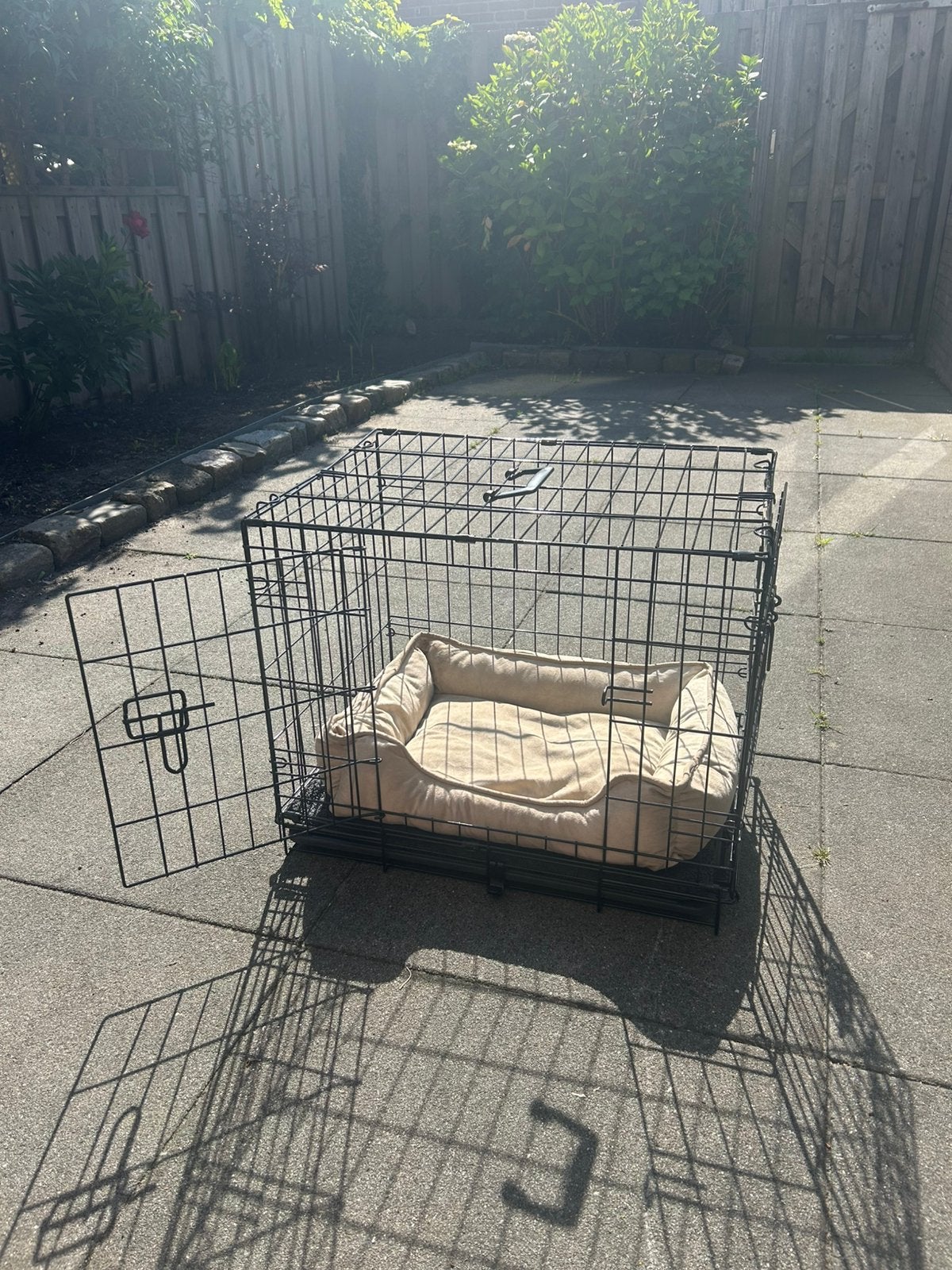 Honden bench zo goed als NIEUW met kussens, Dieren en Toebehoren, Hondenbenches, Zo goed als nieuw, Ophalen
