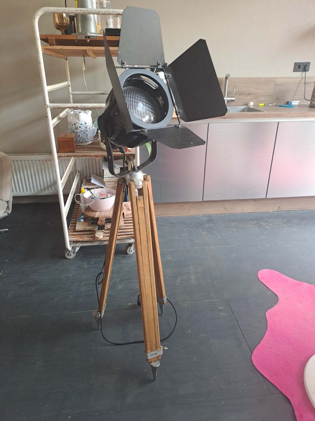 Theaterlamp op vintage verstelbare 3 poot., Huis en Inrichting, Lampen | Vloerlampen, Ophalen, Gebruikt, 100 tot 150 cm, Vintage, Industrieel, Theater