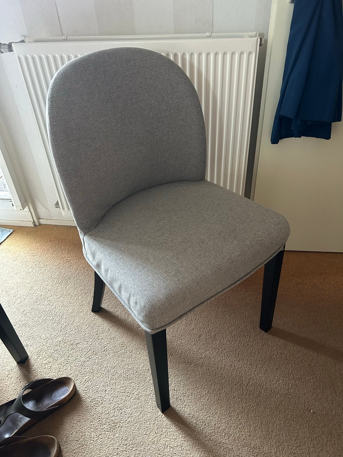 2 grijze gestoffeerde eetkamerstoelen met zwart/bruine poten, Huis en Inrichting, Stoelen, Ophalen, Gebruikt, Twee, Stof