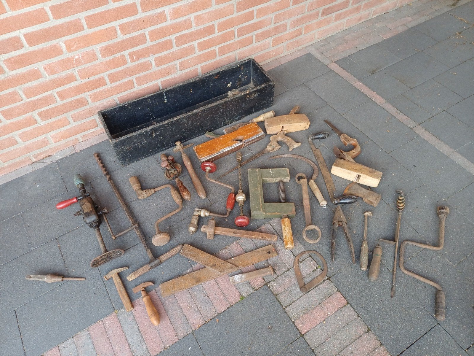 Antieke handgereedschappen, Ophalen