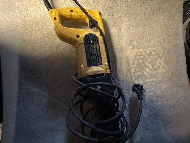 Reciprozaag De Walt 230 volt., Gebruikt, 70 mm of meer, 600 tot 1200 watt, Ophalen of Verzenden