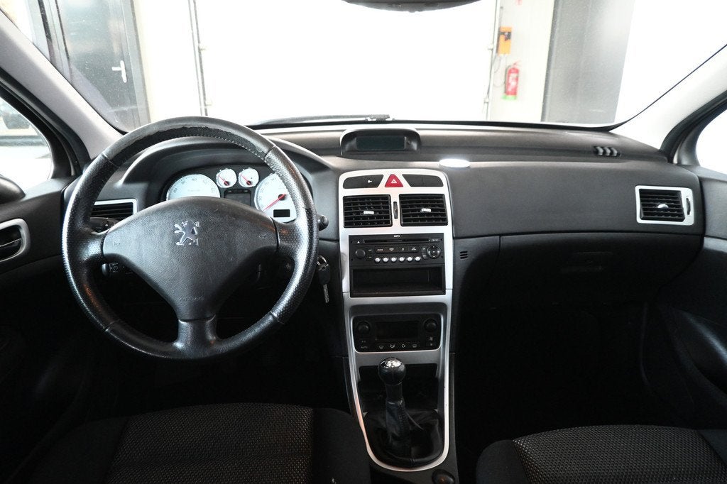 Peugeot 307 1.4-16V Premium Clima Cruise Control Trekhaak Ni, Auto's, Peugeot, Voorwielaandrijving, Zwart, 4 cilinders, 620 kg