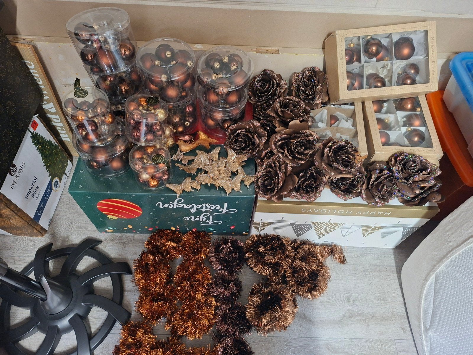 kerstballen bruin tinten. bloemen, vlinders en slingers, Diversen, Ophalen