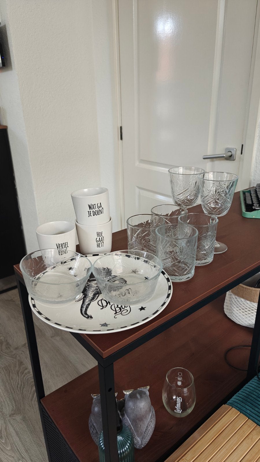 Gratis servies (bord, drinkglazen en wijnglazen), Huis en Inrichting, Keuken | Servies, Ophalen, Overige stijlen, Glas, Schaal of Schalen