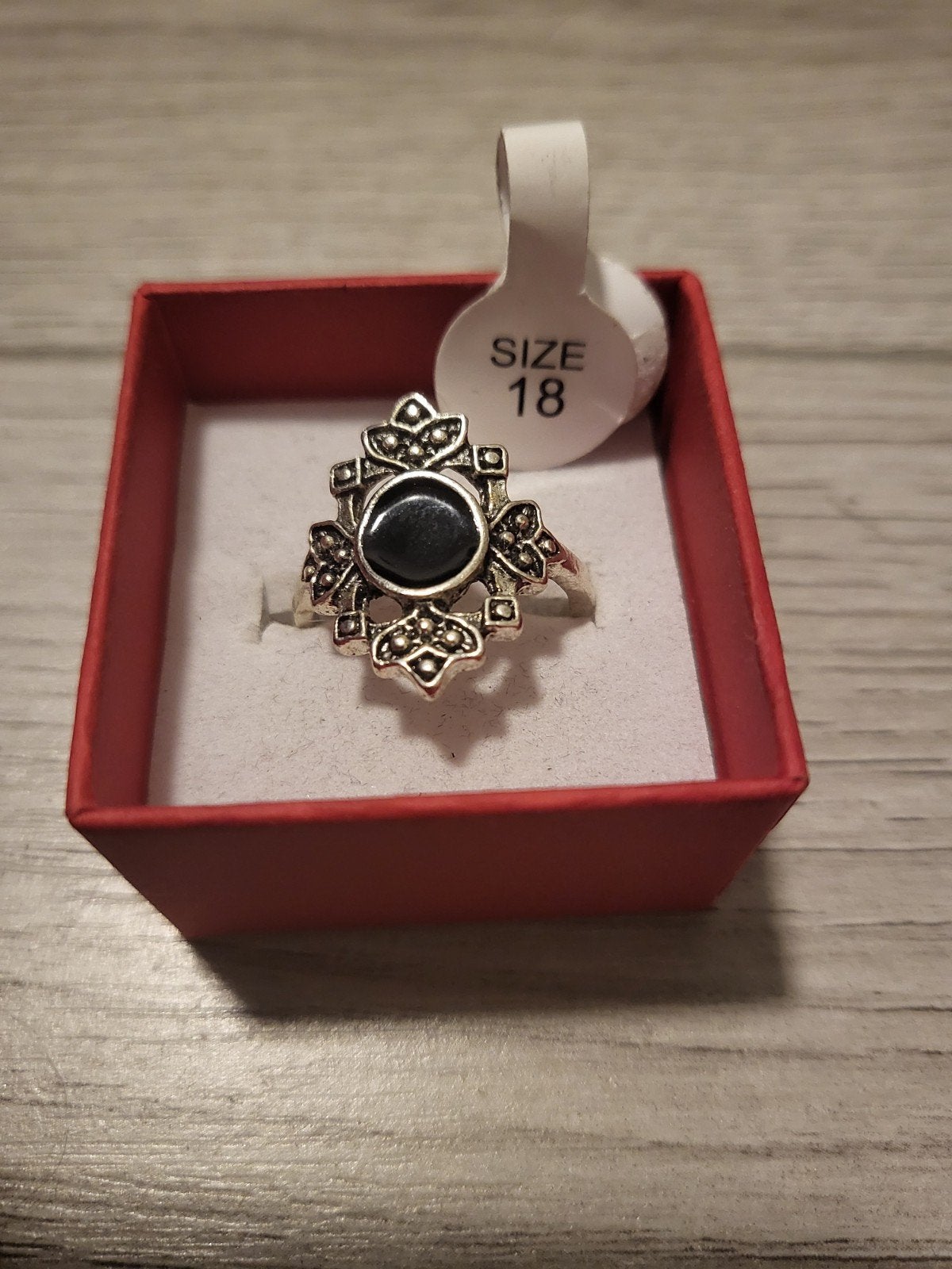 Nieuwe Zilverkleurige Ring met Zwarte Steen - Maat 18, 18 tot 19, Nieuw, Ophalen of Verzenden, Dame