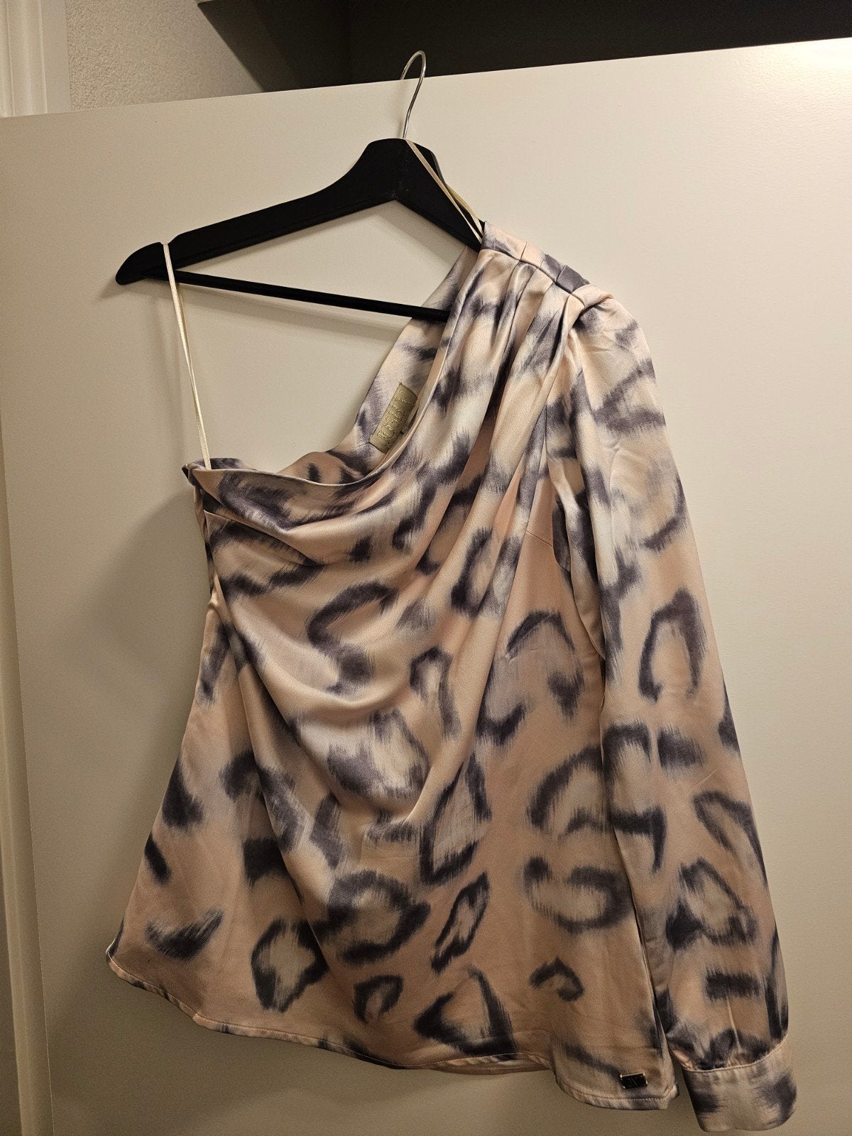 Leopard print one-shoulder top josh v maat m, Ophalen of Verzenden, Zo goed als nieuw, Maat 38/40 (M), Lange mouw