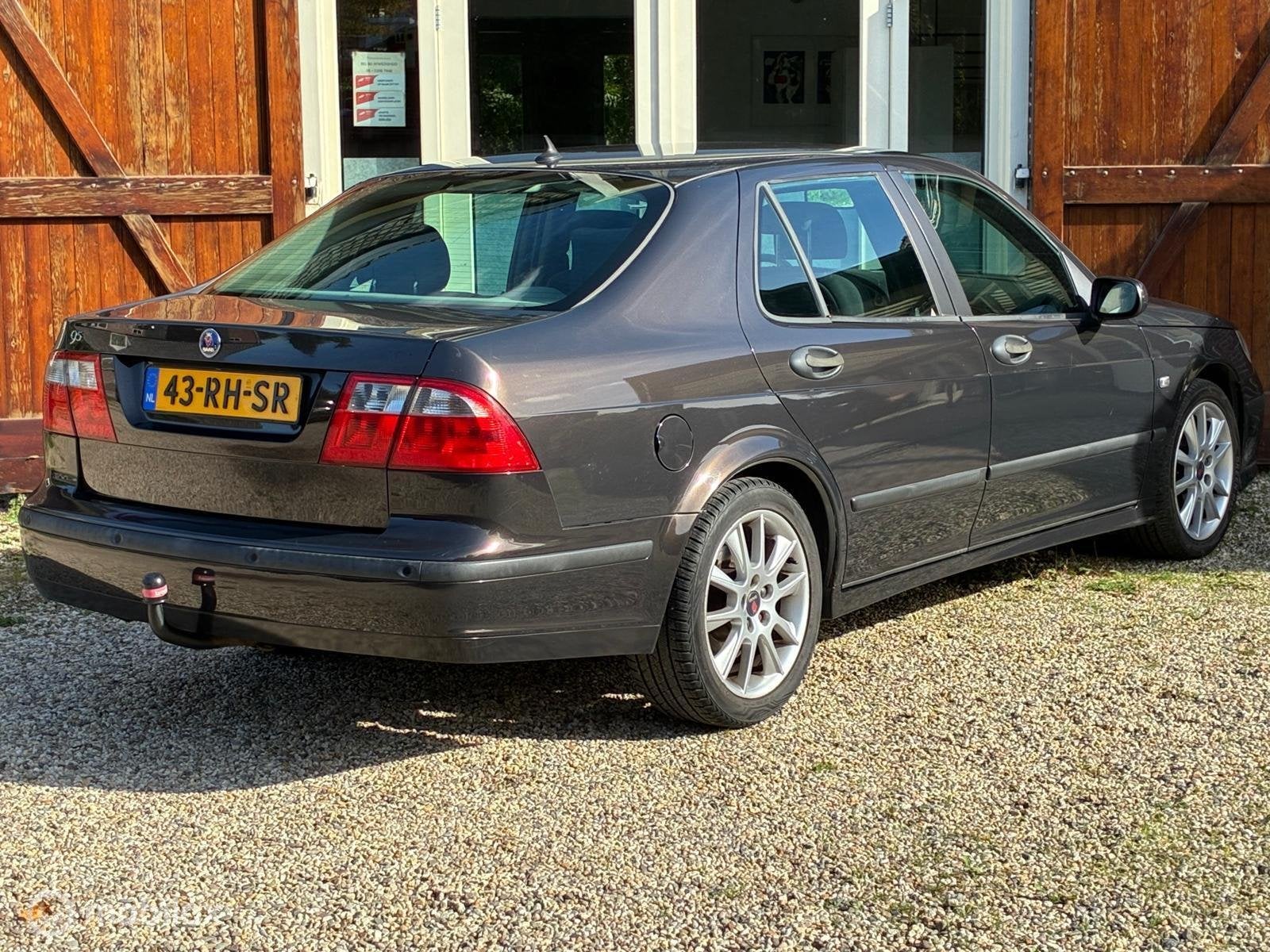 Saab 9-5 2.0t Linear Business Pack in Espresso met trekhaak, Auto's, Stof, Zwart, 4 cilinders, 150 pk