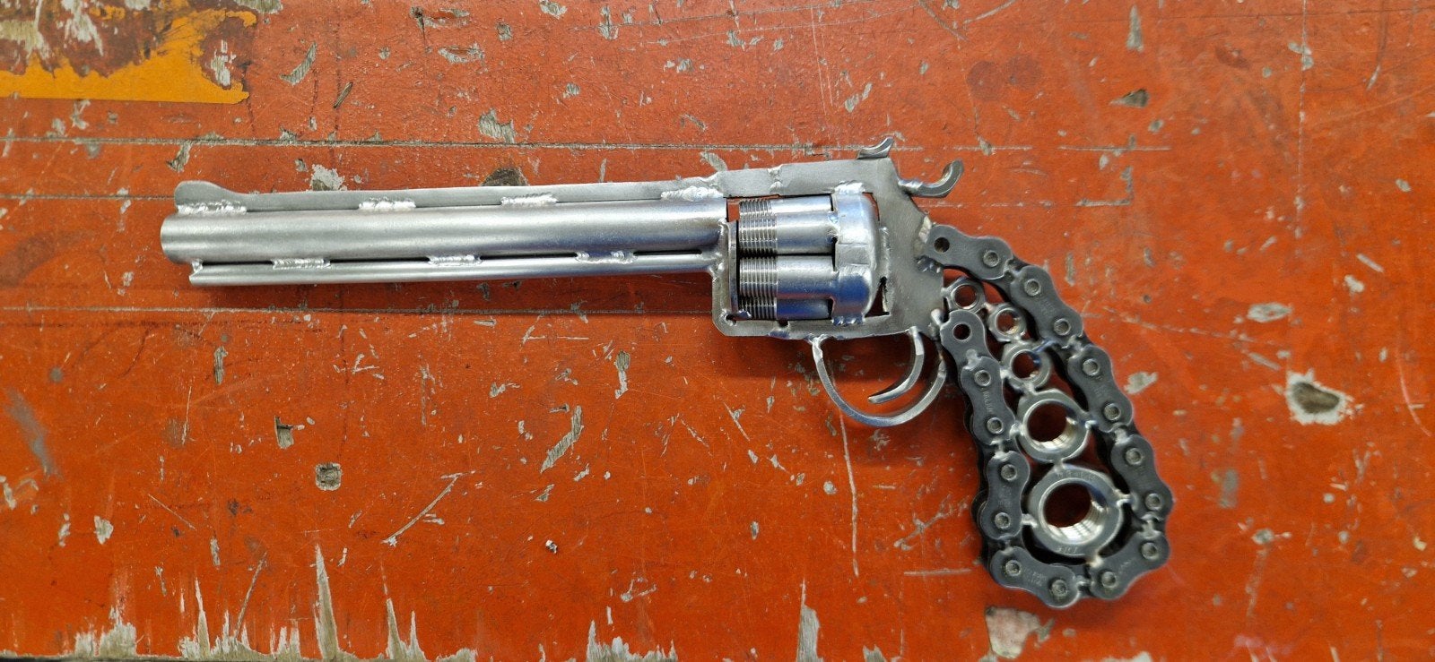 Unieke handgemaakte metalen revolver sculptuur, Hobby en Vrije tijd, Grijs, Knutselwerk, Overige merken, Handgemaakt