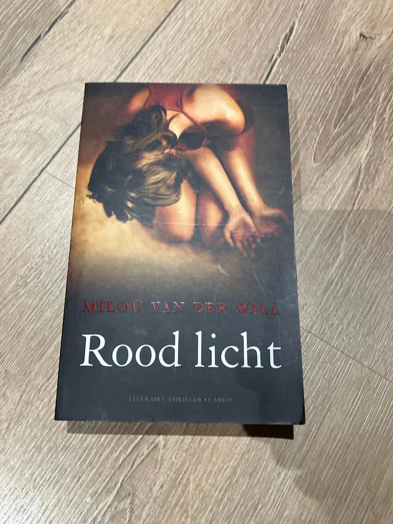 Milou van der Will - Rood licht (Literaire thriller), Boeken, Ophalen of Verzenden, Zo goed als nieuw, Nederland