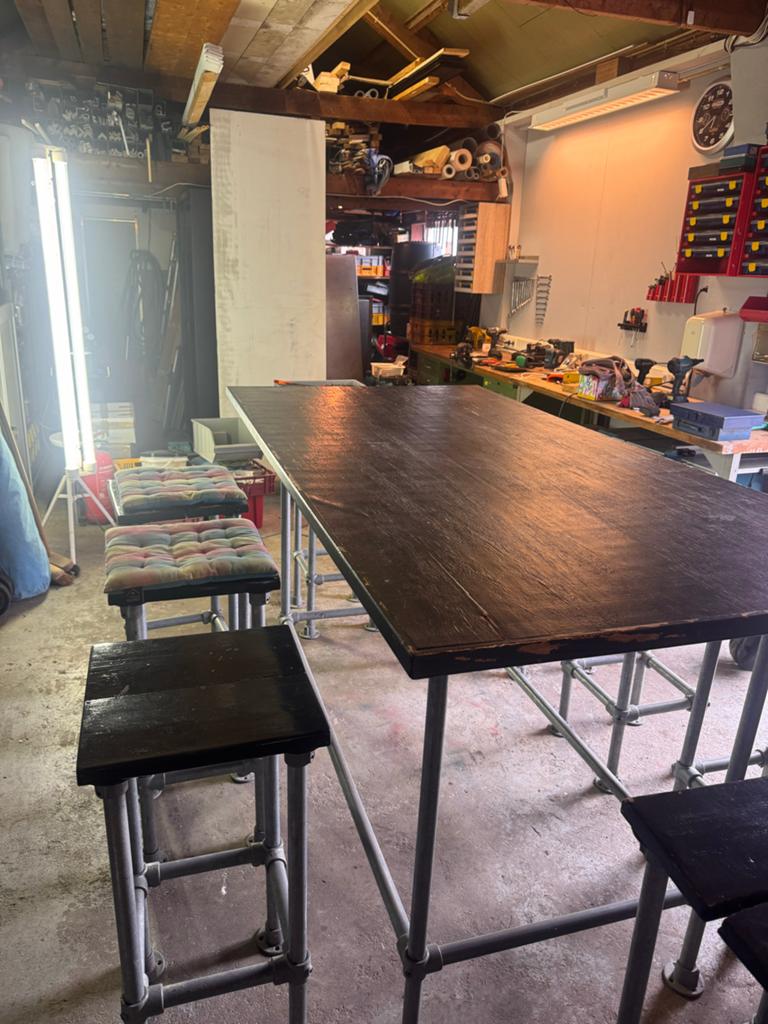 Stevige bartafel met krukken - industrieel design, Huis en Inrichting, Tafels | Statafels, Ophalen of Verzenden, Gebruikt