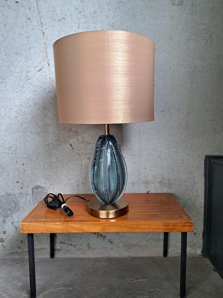 Elegante Moderne Design Lamp Blauw Glas Gouden Kap, Ophalen, Zo goed als nieuw, Glas, 50 tot 75 cm
