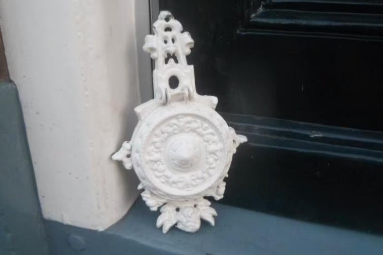 Vintage gietijzer deurklopper wandhanger wit, Ophalen of Verzenden, Metaal, Wit, Gebruikt