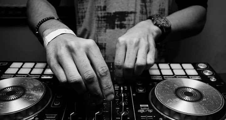 NEED A DJ, Ophalen of Verzenden