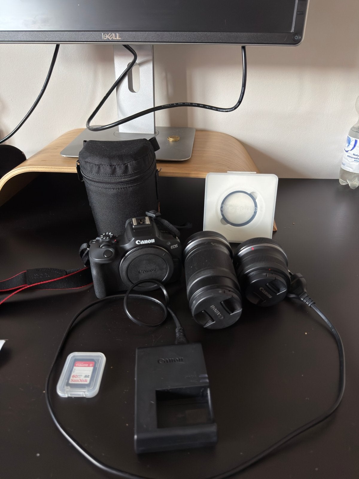 Foto 3 van Canon EOS R100 Systeemcamera met 2 lenzen en accessoires